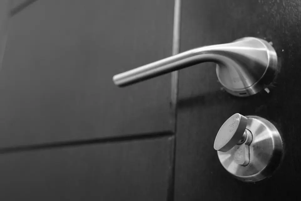 Deuren afhangen, sloten en klinken vervangen