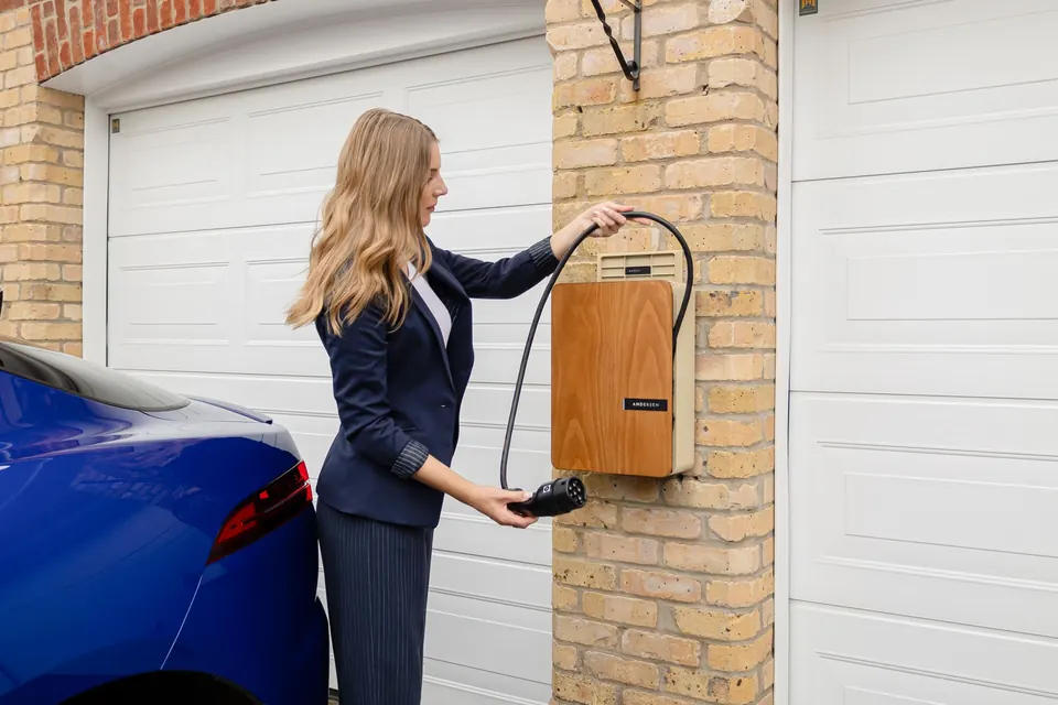 Laadpaal aan de muur bij een garage