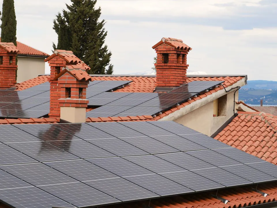 Zonnepanelen op een pannendak