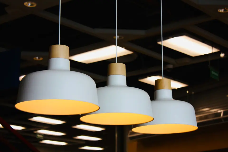 Hanglampen boven een tafel