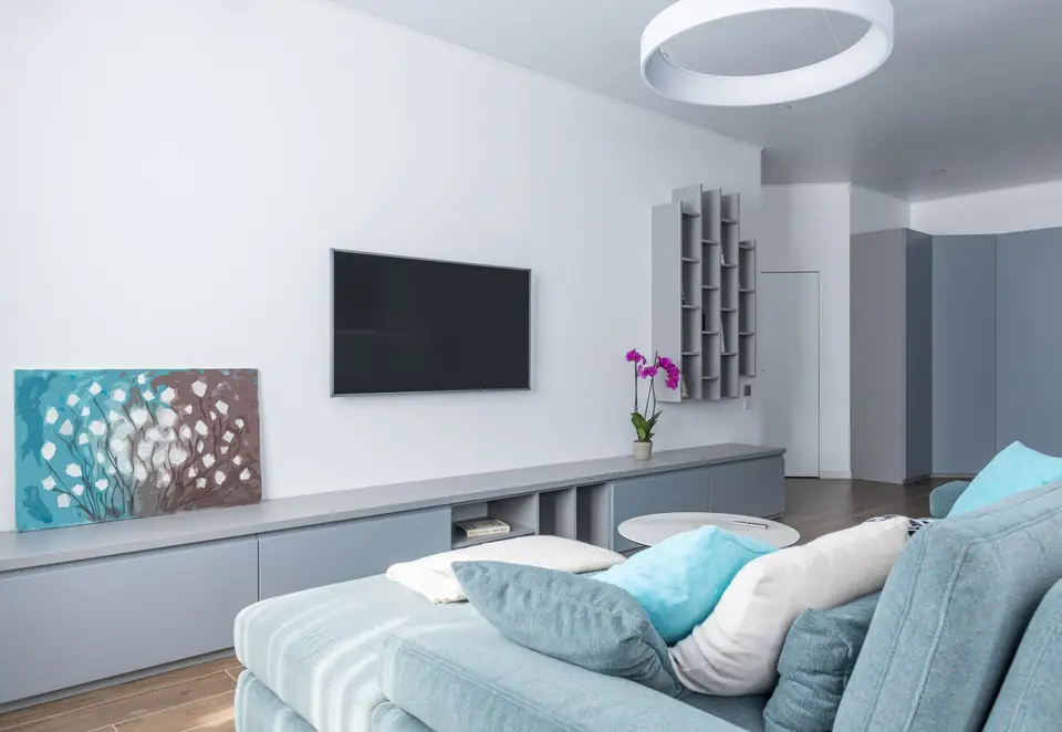 Tv, lampen, planken en gordijnrails ophangen
