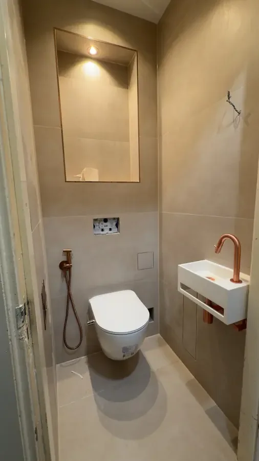 Toilet met fonteintje en koperen kraan, werk van PandFix