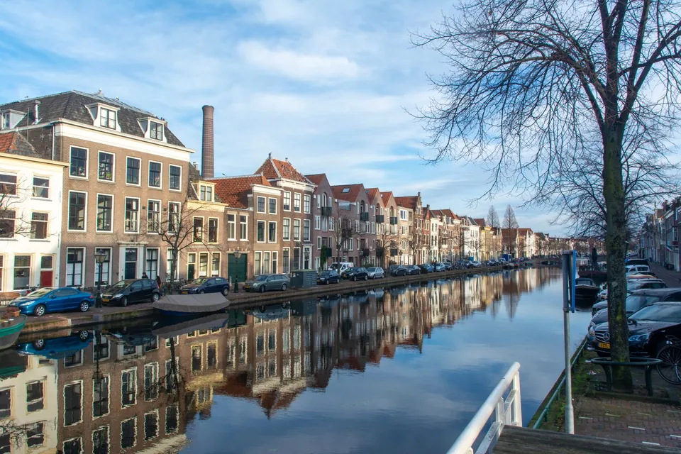 Gracht met oude huizen in Leiden