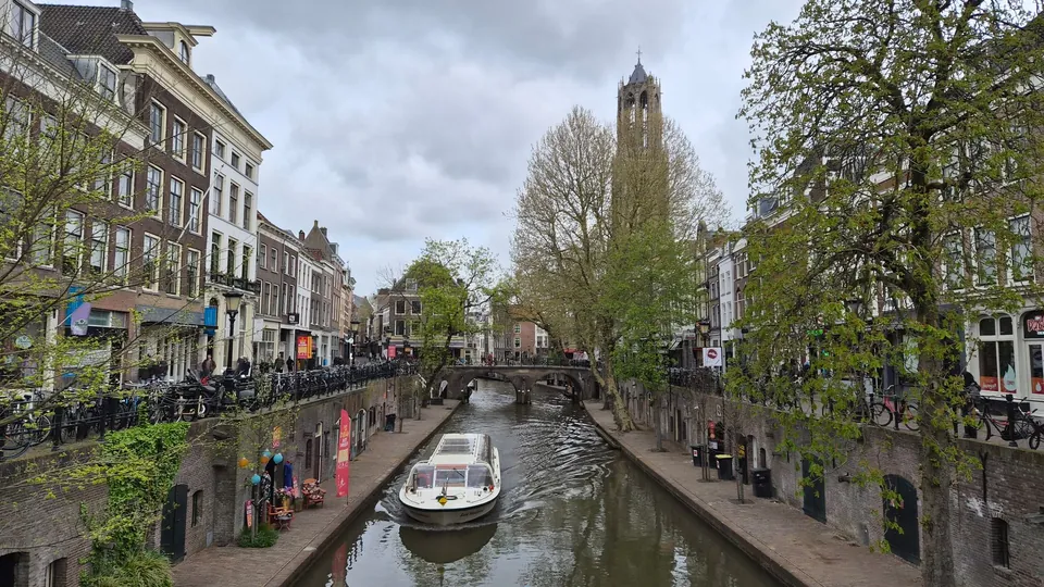 Oudegracht en Domtoren in Utrecht