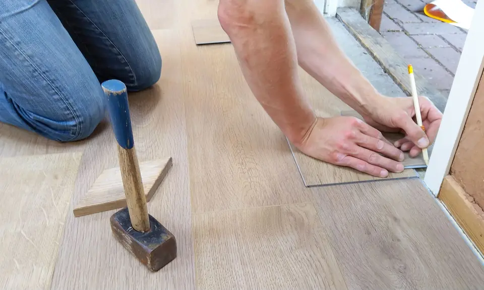 Kleine vloeren leggen: laminaat, pvc en ondervloer
