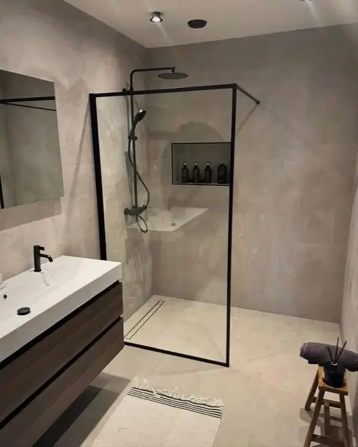 Badkamer met inloopdouche, zwart profiel en zwevend wastafelmeubel