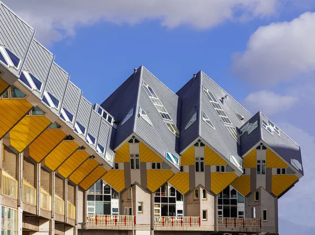 De kubuswoningen in Rotterdam tegen een blauwe lucht