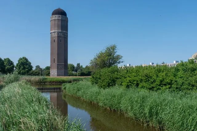 Watertoren aan een vaart met groen in Zoetermeer