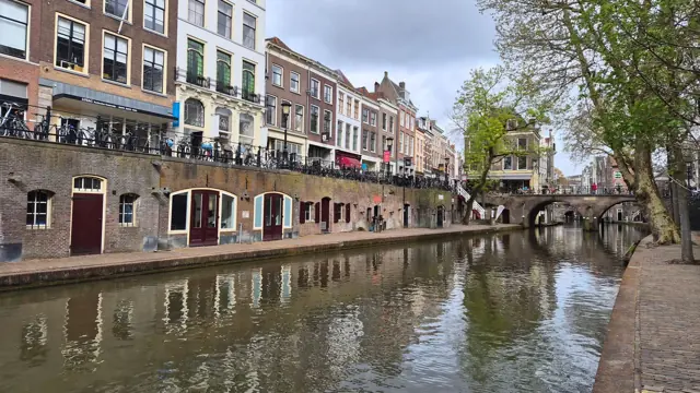 Gracht met werfkelders en een stenen brug in de binnenstad van Utrecht