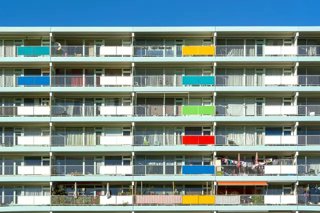 Appartementencomplex met gekleurde balkons