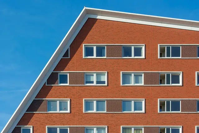 Appartementengebouw met rode bakstenen gevel